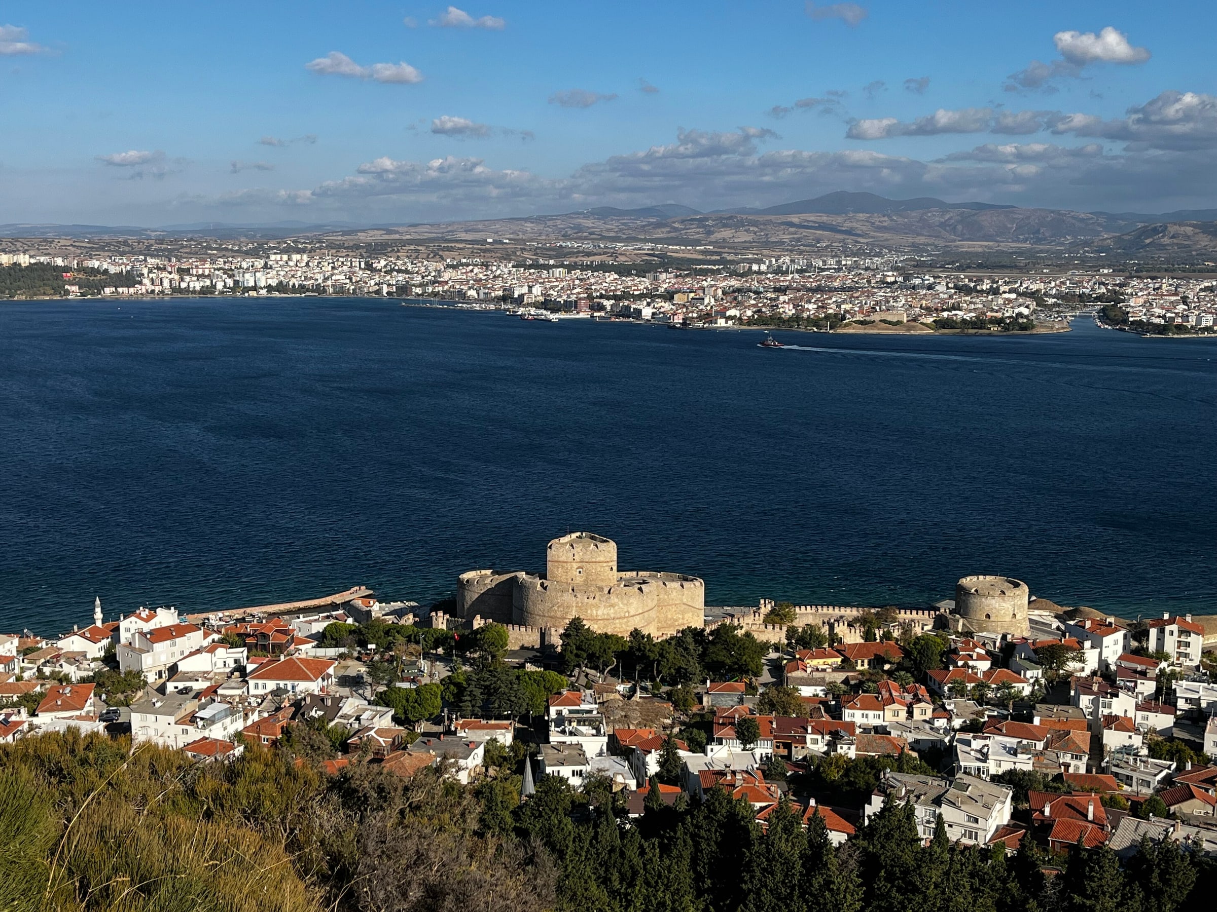 Çanakkale Boğazı kıyısında Kilitbahir Kalesi ve karşı yakadaki şehir
