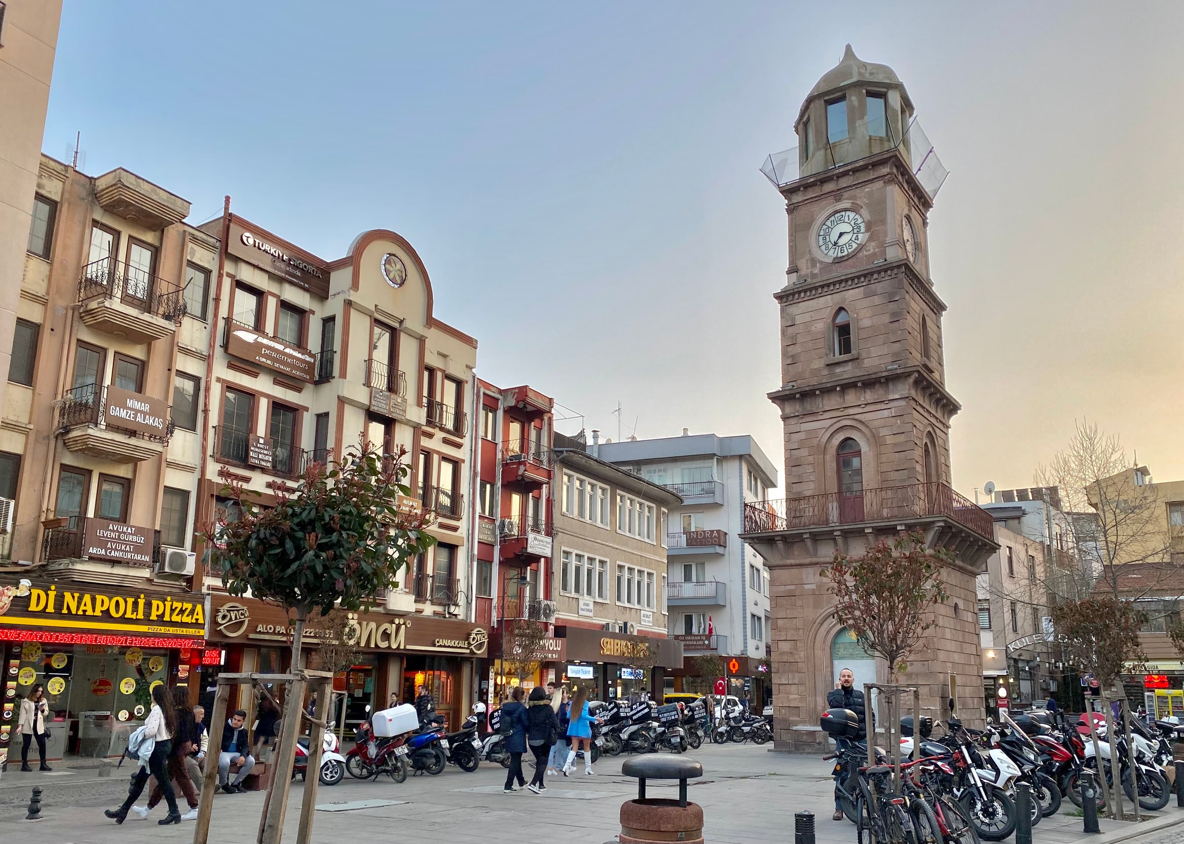 Çanakkale şehir merkezindeki tarihî saat kulesi ve çevresindeki sokak